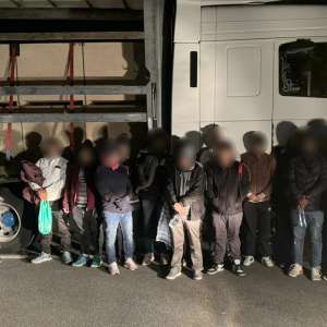 23 de cetăţeni străini, depistaţi ascunşi în mijloace de transport, la graniţa cu Ungaria