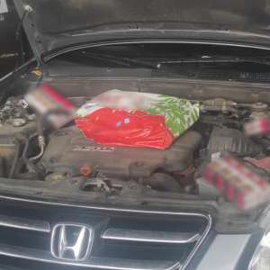 A sperat că poate introduce în țară țigări de contrabandă ascunse în compartimentul motor al autoturismului