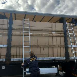 Opt cetățeni străini, ascunși într-un TIR