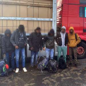 Opt cetățeni străini, ascunși într-un TIR