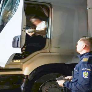 Șofer de tir, aflat la volan în plină zi, sub influența băuturilor alcoolice