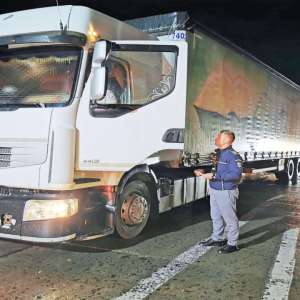 Șofer de tir, aflat la volan în plină zi, sub influența băuturilor alcoolice