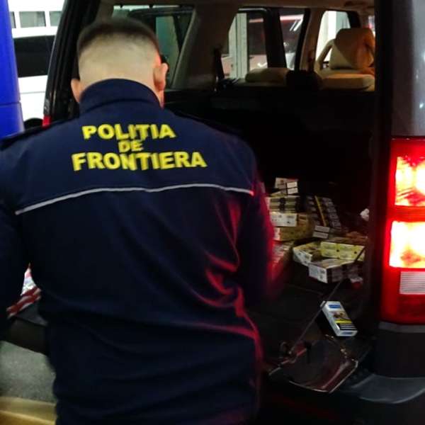 Peste 24.000 de țigarete ascunse în bagaje, dar și într-un locaș special amenajat, descoperite în P.T.F. Calafat