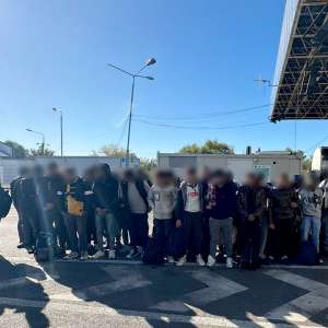 Nădlac: 36 de persoane ascunse într-un TIR