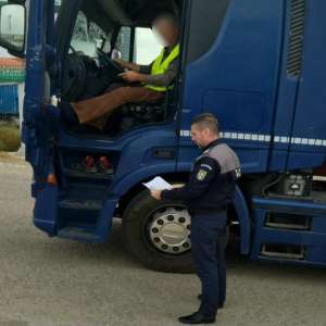 Șofer profesionist cu permis suspendat, depistat la P.T.F. Brăila