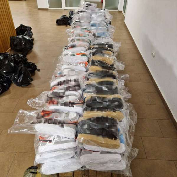 Articole vestimentare și încălțăminte susceptibile a fi contrafăcute în valoare de peste 60.000 lei, confiscate de poliţiştii de frontieră de la PTF Vama Veche