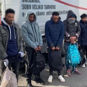 Treizeci și cinci de cetățeni străini opriţi din încercarea de a trece ilegal frontiera în Ungaria