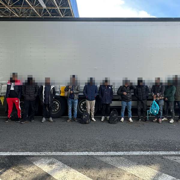 18 cetăţeni străini, depistați în timp ce intenţionau să iasă ilegal din ţară