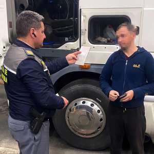 Şoferi profesioniști cu documente false, depistați la controlul de frontieră