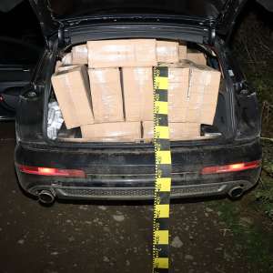Autoturism încărcat cu aproximativ 20.000 pachete țigări, confiscat la Straja
