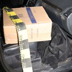 Autoturism încărcat cu aproximativ 20.000 pachete țigări, confiscat la Straja