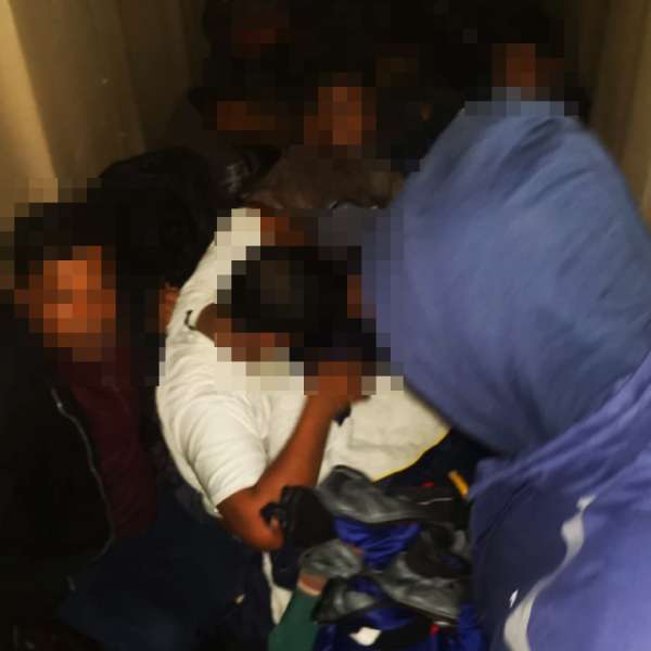 Nădlac II: 52 de persoane, din trei ţări asiatice, depistate ascunse într-un TIR ce transporta frigidere în Italia