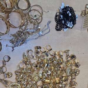 Un cetăţean turc a fost reţinut 24 de ore pentru contrabandă cu peste 5 kg de bijuterii din aur