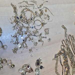 Un cetăţean turc a fost reţinut 24 de ore pentru contrabandă cu peste 5 kg de bijuterii din aur