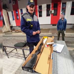 Armă neletală și muniția aferentă, fără documente justificative, descoperite la PTF Sculeni