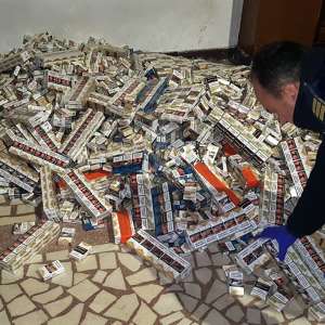 3.976 pachete de țigări de contrabandă  descoperite într-o autoutilitară la  PTF Nădlac II