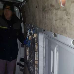 3.976 pachete de țigări de contrabandă  descoperite într-o autoutilitară la  PTF Nădlac II