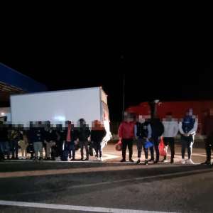 23 de persoane ascunse într-o autoutilitară, la Nădlac II