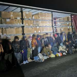 57 de cetăţeni străini, depistați ascunși în două TIR-uri şi vagonul unui tren de marfă