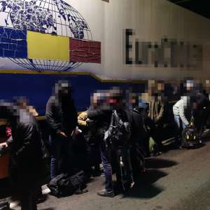 57 de cetăţeni străini, depistați ascunși în două TIR-uri şi vagonul unui tren de marfă