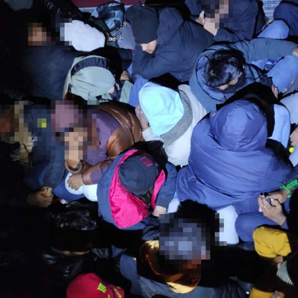 57 de cetăţeni străini, depistați ascunși în două TIR-uri şi vagonul unui tren de marfă