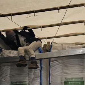 Cinci grupuri formate din 34 de cetăţeni străini, oprite la graniţa cu Ungaria