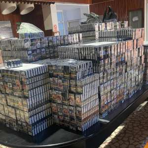 Țigări în valoare de 190.000 de lei, descoperite ascunse într-un microbuz la P.T.F. Nădlac II