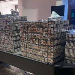 Țigări în valoare de 190.000 de lei, descoperite ascunse într-un microbuz la P.T.F. Nădlac II