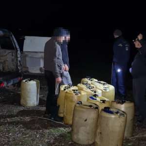Cetățeni români descoperiți de polițiștii de frontieră în timp ce transportau 1700 litri de motorină