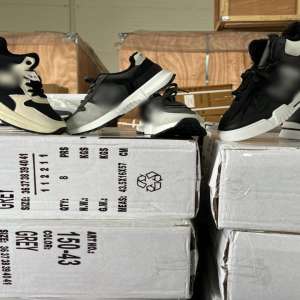 Încălțăminte sport susceptibilă a fi contrafăcută în valoare de peste 2.700.000 lei, descoperită de poliţiştii de frontieră din cadrul Gărzii de Coastă
