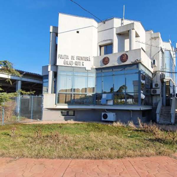 Cu pachetele de țigări în compartimentul motor al autoturismului