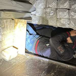 Şaisprezece cetățeni străini, ascunși într-un locaș special amenajat într-o autoutilitară