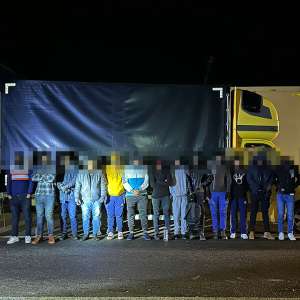 Şaisprezece cetățeni străini, ascunși într-un locaș special amenajat într-o autoutilitară