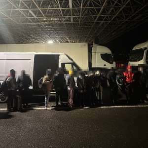 Acţiuni intense la frontiera cu Ungaria: 104 cetăţeni străini depistați ascunși în mijloace de transport la PTF Nădlac II