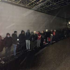 Acţiuni intense la frontiera cu Ungaria: 104 cetăţeni străini depistați ascunși în mijloace de transport la PTF Nădlac II