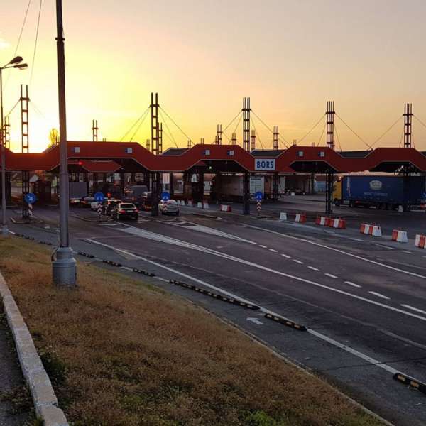 Opt cetățeni străini depistaţi într-un microbuz, în apropierea frontierei de stat