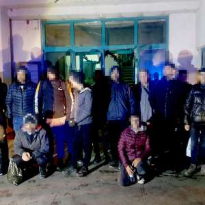 69 de cetățeni străini ascunşi în TIR-uri şi autoturisme,  opriţi din drumul ilegal spre vestul Europei