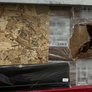 10.000 de casete din piele pentru ceasuri de lux, susceptibile a fi contrafăcute, în valoare de aproape 2 milioane de euro, descoperite în P.T.F. Bechet