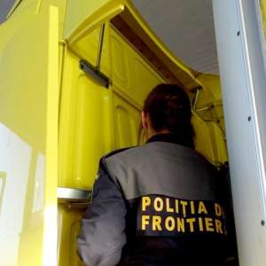 Peste 32.000 de țigarete ascunse într-un autocamion și un autoturism, descoperite în P.T.F. Calafat