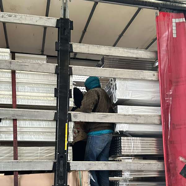 Vărșand: Șase persoane din Etiopia, depistate ascunse într-un TIR ce transporta profile de aluminiu în Suedia