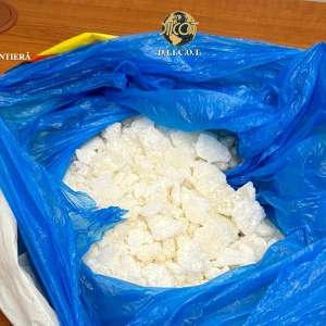 Bărbat cu peste 1 kg de substanță psihoactivă asupra sa prins în flagrant de poliţiştii de la P.T.F. Borş II