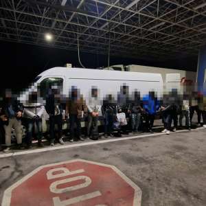 20 de persoane din Bangladesh și Siria, depistate ascunse într-un microbuz, la PTF Nădlac  