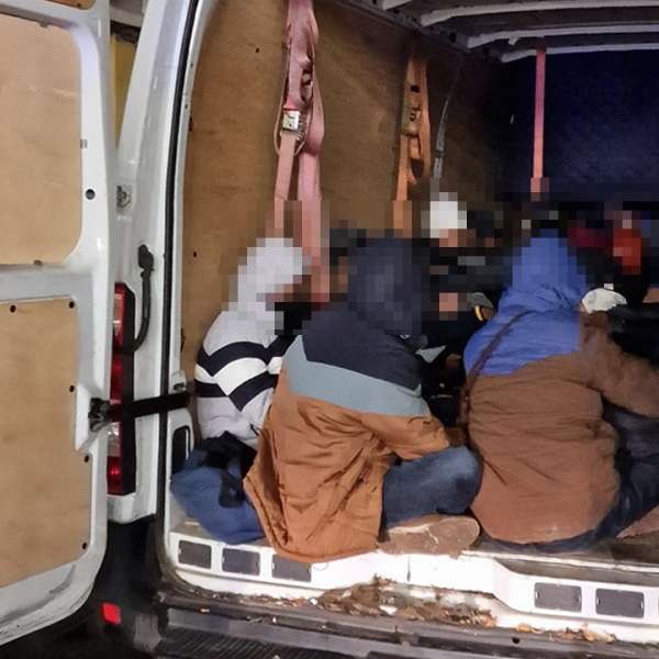 20 de persoane din Bangladesh și Siria, depistate ascunse într-un microbuz, la PTF Nădlac