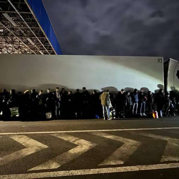 38 de cetăţeni străini, depistați într-un TIR cu textile la P.T.F. Nădlac II