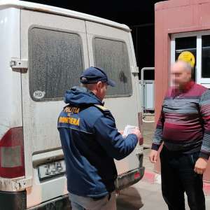 Urmărit pentru infracţiuni contra proprietăţii, depistat de poliţiştii de frontieră la P.T.F. Stânca