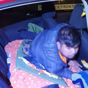 Doi cetățeni bengalezi ascunși într-un autoturism la Nădlac II