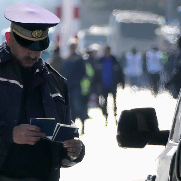 Cetăţean român cu permis de conducere anulat, depistat în PTF Siret