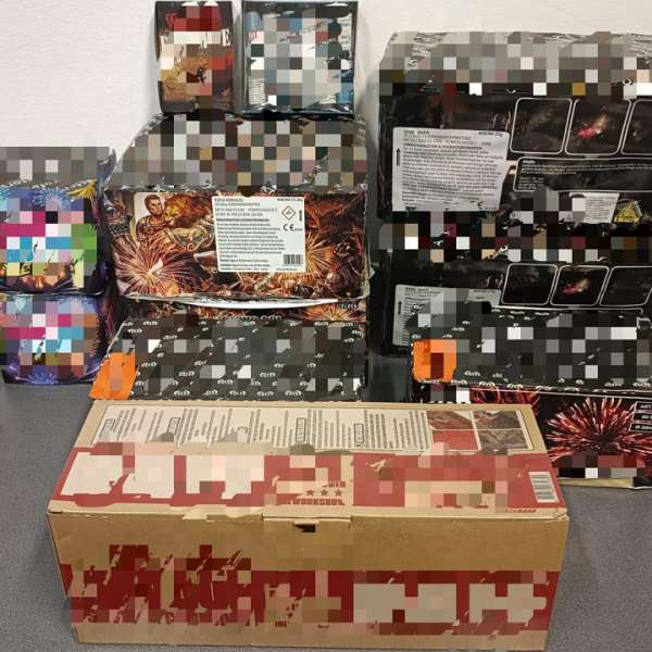 13 cutii de materiale pirotehnice, în valoare de 1.300 de lei, descoperite în PTF Urziceni