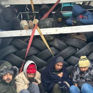 Nădlac II: 12 cetățeni străini ascunși printre cauciucuri