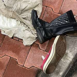 Deşeuri din Olanda oprite la Borș II. Peste 15 tone de haine second-hand